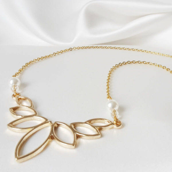 collier-mariée-lotus-doré collier de mariée bohême chic, fleur de lotus dorée et perles nacrées