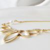 collier-mariée-lotus-doré collier de mariée bohême chic, fleur de lotus dorée et perles nacrées