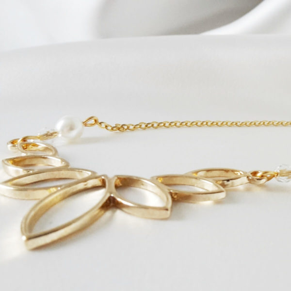 collier-mariée-lotus-doré collier de mariée bohême chic, fleur de lotus dorée et perles nacrées