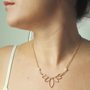 collier de mariée bohême chic, fleur de lotus dorée et perles nacrées