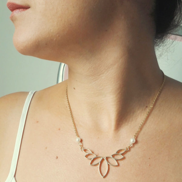 collier-mariée-lotus-doré collier de mariée bohême chic, fleur de lotus dorée et perles nacrées