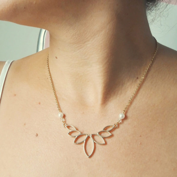 collier-mariée-lotus-doré collier de mariée bohême chic, fleur de lotus dorée et perles nacrées
