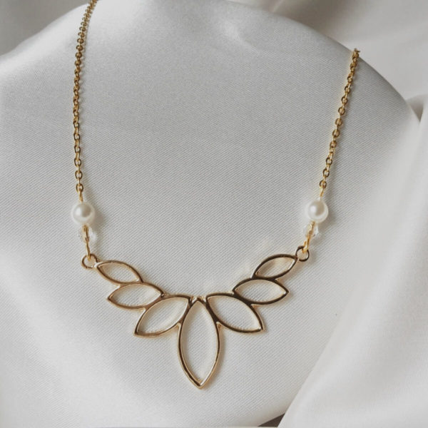 collier-mariée-lotus-doré collier de mariée bohême chic, fleur de lotus dorée et perles nacrées