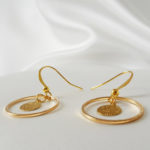 boucles d'oreilles de mariée modernes dorées et cercle, perles et sequins