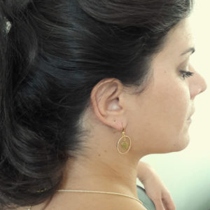 boucles d'oreilles de mariée modernes dorées et cercle, perles et sequins