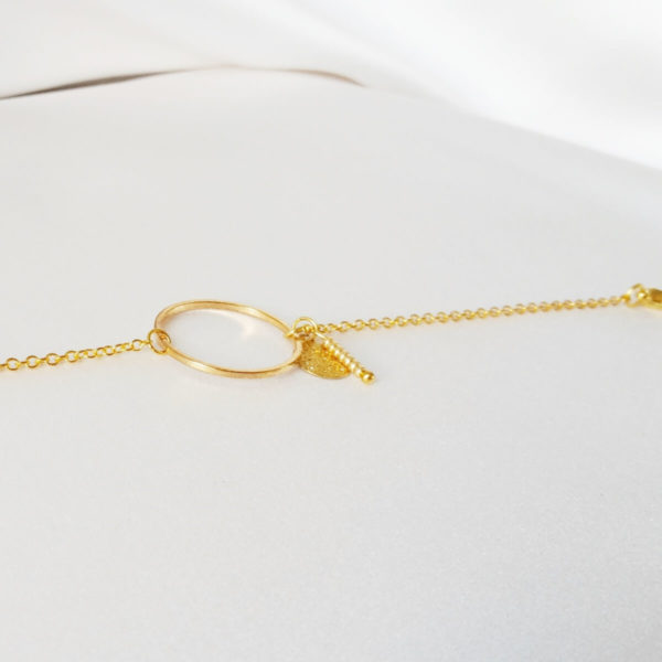 bracelet-mariée-cercle-simple-doré bracelet de mariée moderne, chaine dorée et cercle, perles et sequins