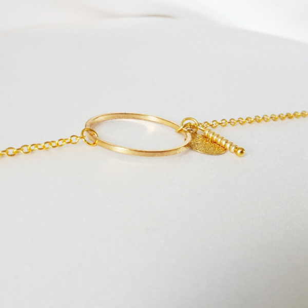 bracelet-mariée-cercle-simple-doré bracelet de mariée moderne, chaine dorée et cercle, perles et sequins