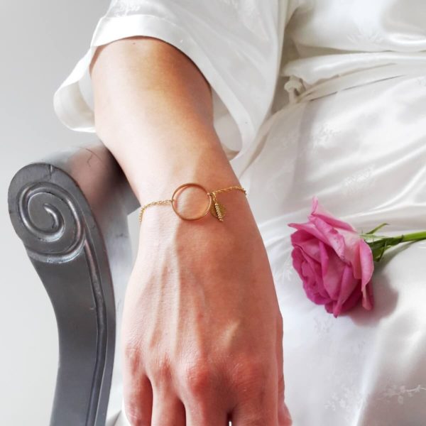 bracelet-mariée-cercle-simple-doré bracelet de mariée moderne, chaine dorée et cercle, perles et sequins