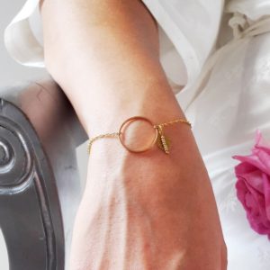 bracelet de mariée moderne, chaine dorée et cercle, perles et sequins
