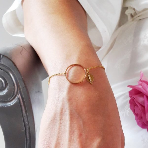 bracelet-mariée-cercle-simple-doré bracelet de mariée moderne, chaine dorée et cercle, perles et sequins