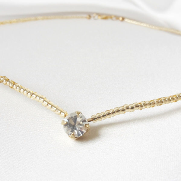 collier-mariée-perles-strass collier de mariée minimaliste perles de rocaille dorées transparentes et cristal de swarovski