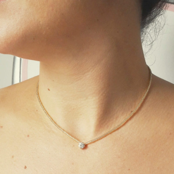 collier-mariée-perles-strass collier de mariée minimaliste perles de rocaille dorées transparentes et cristal de swarovski