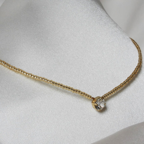 colllier-dos-perles-strass collier de mariée minimaliste perles de rocaille dorées transparentes et cristal de swarovski