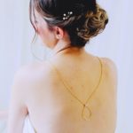 sautoir de dos pour la mariée en perles de rocailles dorées transparentes et cristaux de swarovski