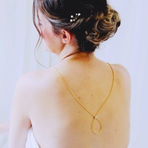 sautoir de dos pour la mariée en perles de rocailles dorées transparentes et cristaux de swarovski