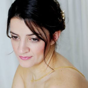 sautoir de dos pour la mariée en perles de rocailles dorées transparentes et cristaux de swarovski