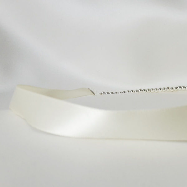 headband-coiffure-mariée-satin headband de mariée bohême chic ruban de satin ivoire, perles argentées