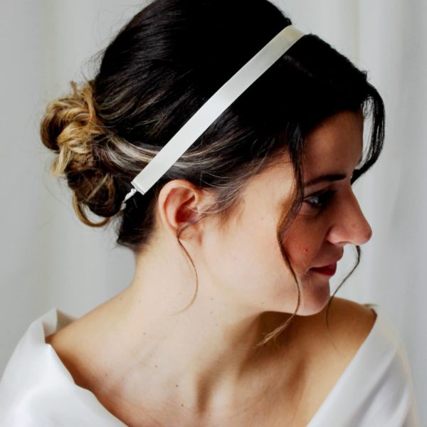 headband-coiffure-mariée-satin headband de mariée bohême chic ruban de satin ivoire, perles argentées