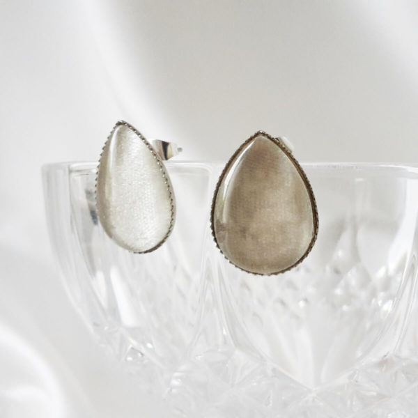 puce-oreille-mariée-goutte-verre-satin boucles d'oreilles puce d'oreilles verre en forme de goutte et satin à personnaliser
