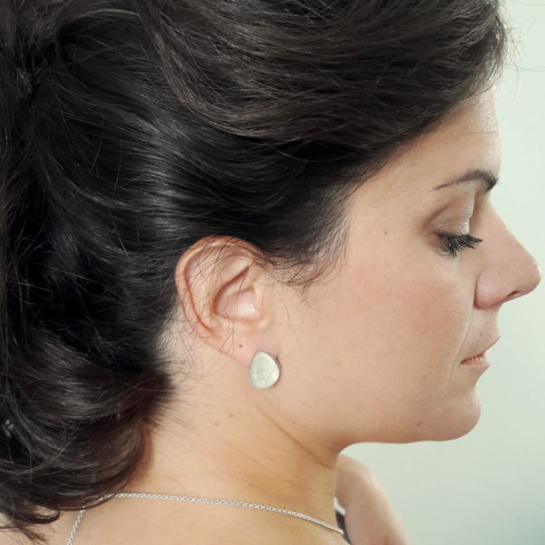 puce-oreille-mariée-goutte-verre-satin boucles d'oreilles puce d'oreilles verre en forme de goutte et satin à personnaliser