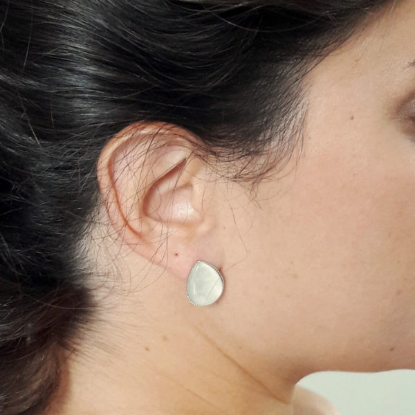 puce-oreille-mariée-goutte-verre-satin boucles d'oreilles puce d'oreilles verre en forme de goutte et satin à personnaliser