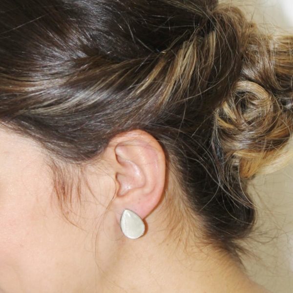 puce-oreille-mariée-goutte-verre-satin boucles d'oreilles puce d'oreilles verre en forme de goutte et satin à personnaliser