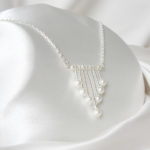 collier de mariée chaine argentée, pendentif perles de rocailles et perles nacrées