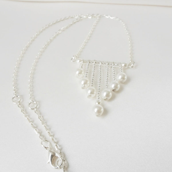 collier de mariée chaine argentée, pendentif perles de rocailles et perles nacrées