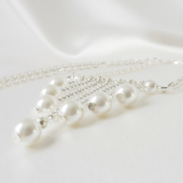 collier de mariée chaine argentée, pendentif perles de rocailles et perles nacrées