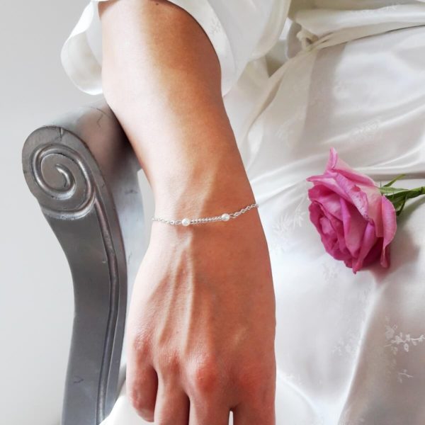 bracelet de mariée minimaliste chaine argentée et rang de perles de rocaille transparentes argentées