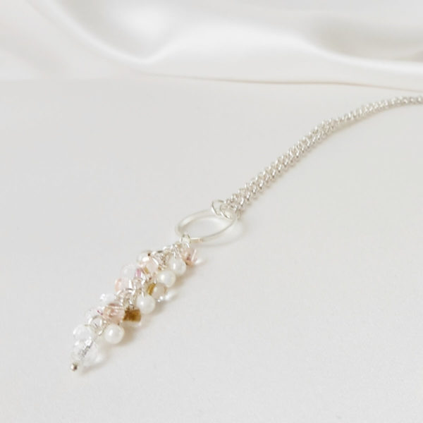collier-mariée-argentée-pendantif-grappe-gouttes collier de mariée chaine argentée et pendentif grappe de goutte de verre miyuki