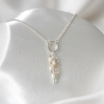 collier de mariée chaine argentée et pendentif grappe de goutte de verre miyuki