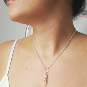 collier de mariée chaine argentée et pendentif grappe de goutte de verre miyuki