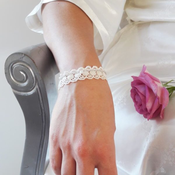 bracelet de mariée vintage en dentelle de coton crème et chaine argentée