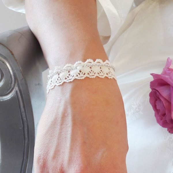 bracelet de mariée vintage en dentelle de coton crème et chaine argentée