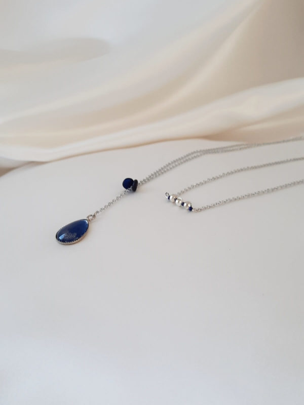 collier-dos-mariée-goutte-bleu-personnalisé collier de dos pour la mariée, chaine inox et pendentif goutte de verre et satin bleu nuit