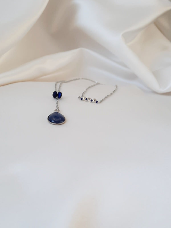 collier-dos-mariée-goutte-bleu-personnalisé collier de dos pour la mariée, chaine inox et pendentif goutte de verre et satin bleu nuit