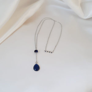 collier de dos pour la mariée, chaine inox et pendentif goutte de verre et satin bleu nuit
