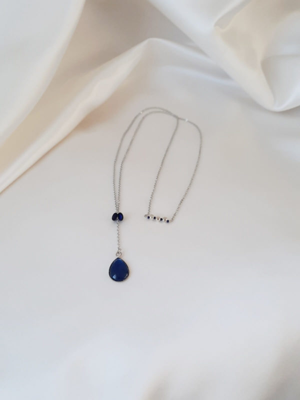 collier-dos-mariée-goutte-bleu-personnalisé collier de dos pour la mariée, chaine inox et pendentif goutte de verre et satin bleu nuit