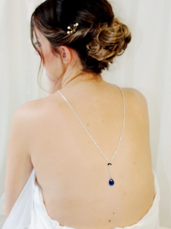 collier-dos-mariée-goutte-bleu-personnalisé collier de dos pour la mariée, chaine inox et pendentif goutte de verre et satin bleu nuit