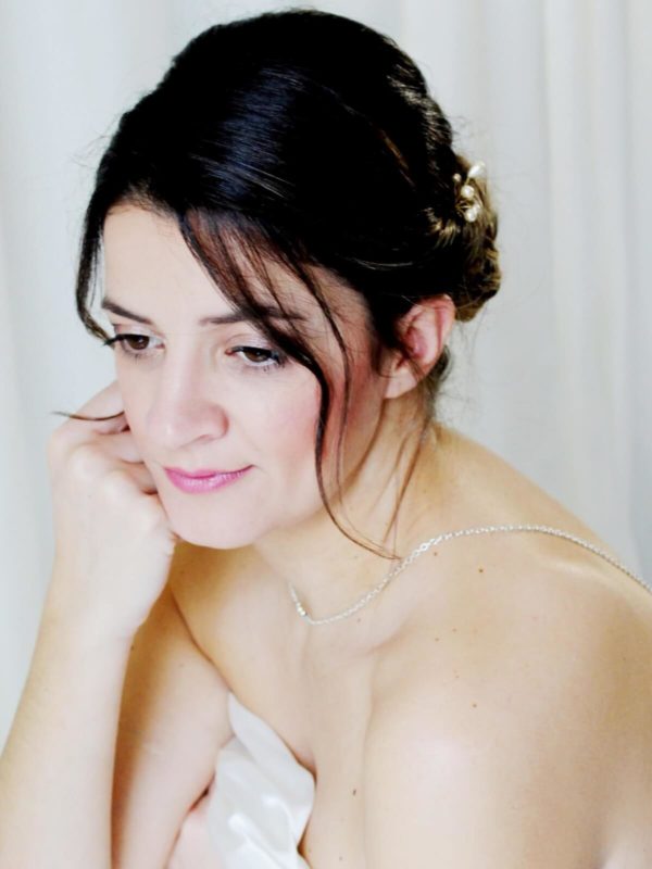 collier-dos-mariée-goutte-bleu-personnalisé collier de dos pour la mariée, chaine inox et pendentif goutte de verre et satin bleu nuit