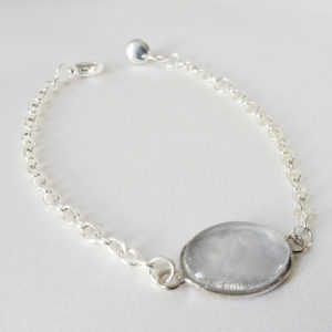 bracelet de mariée, chaine inox, intercalaire ovale en verre et satin gris perle