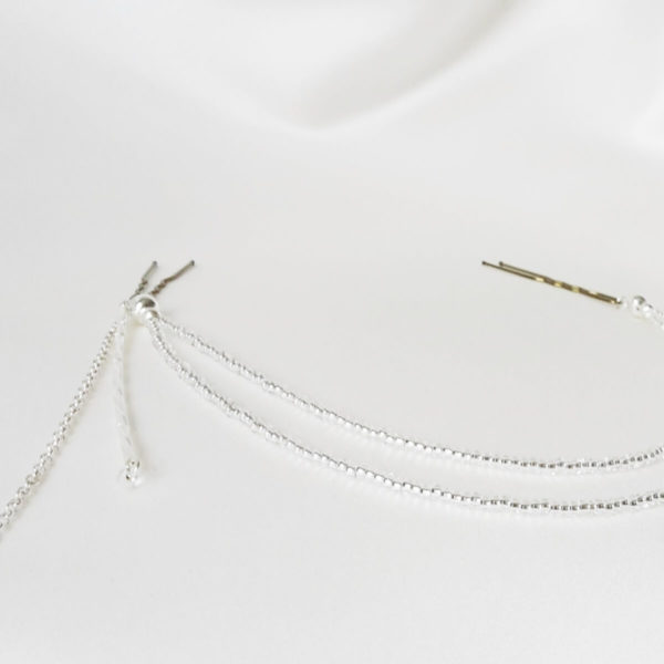 ornement-coiffure-mariée-perles ornement de cheveux moderne pour coiffure de mariée, deux rangs de perles de rocaille, chaines argentées et pics à cheveux perles