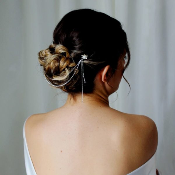 ornement-coiffure-mariée-perles ornement de cheveux moderne pour coiffure de mariée, deux rangs de perles de rocaille, chaines argentées et pics à cheveux perles