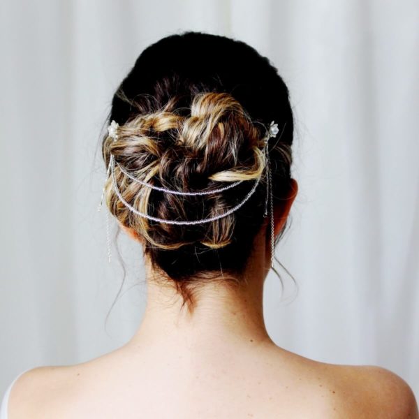 ornement-coiffure-mariée-perles ornement de cheveux moderne pour coiffure de mariée, deux rangs de perles de rocaille, chaines argentées et pics à cheveux perles