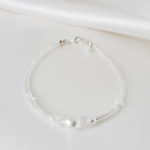 bracelet de mariée chic et intemporel perles de rocailles et perles blanches à facettes en verre de bohême