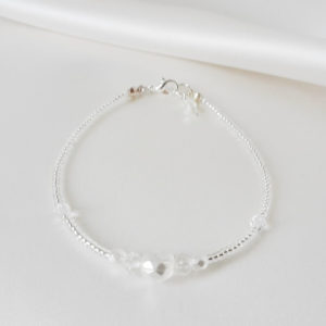 bracelet de mariée chic et intemporel perles de rocailles et perles blanches à facettes en verre de bohême