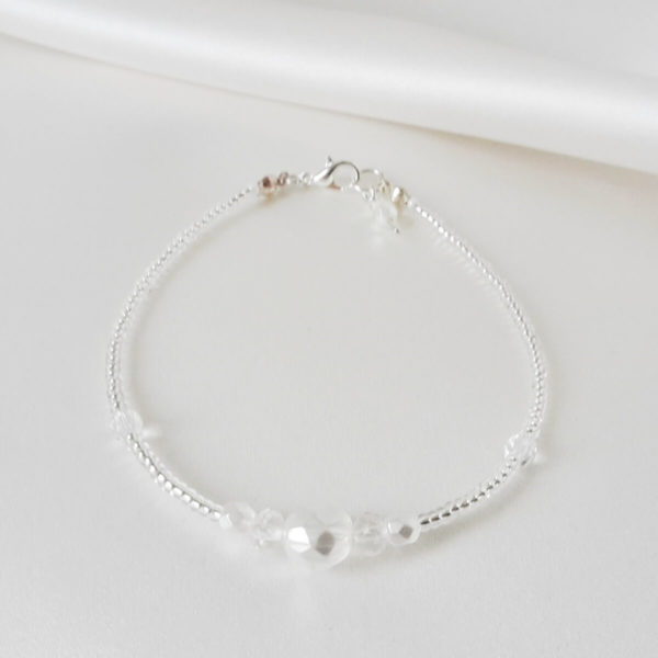 bracelet de mariée chic et intemporel perles de rocailles et perles blanches à facettes en verre de bohême