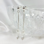 boucles d'oreilles de mariée argentées intemporelles perles de rocailles et perles blanches à facettes en verre de bohême