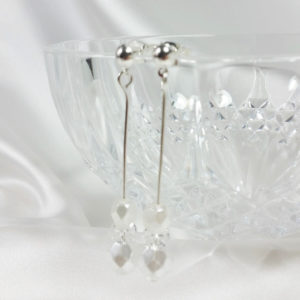 boucles d'oreilles de mariée argentées intemporelles perles de rocailles et perles blanches à facettes en verre de bohême